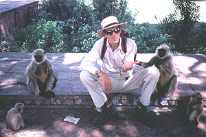 Pierre Dèzes with monkeys in Agra begging or something???